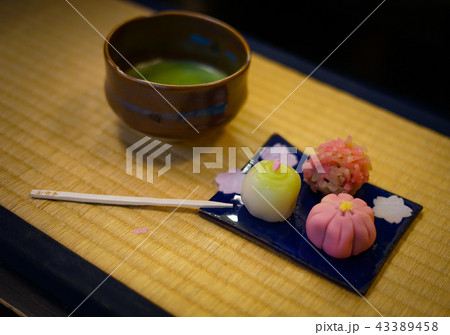 畳に置かれた和菓子と抹茶 43389458