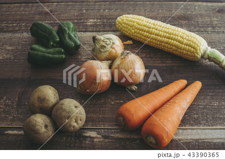 たくさんの野菜と木の背景 43390365
