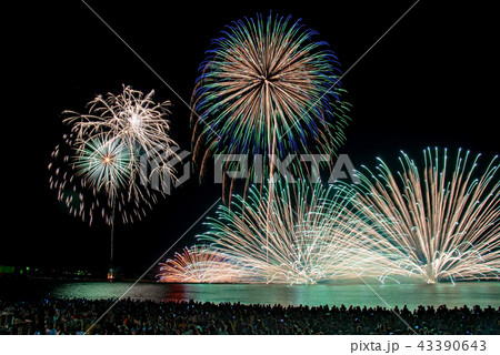 福井県 三国花火大会 打ち上げ花火と水中花火 比較明合成の写真素材