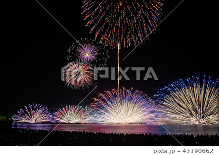 福井県 三国花火大会 打ち上げ花火と水中花火 比較明合成の写真素材