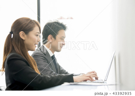 パソコンで仕事をする男女の会社員 パソコンで仕事をする男女の会社員 43392935