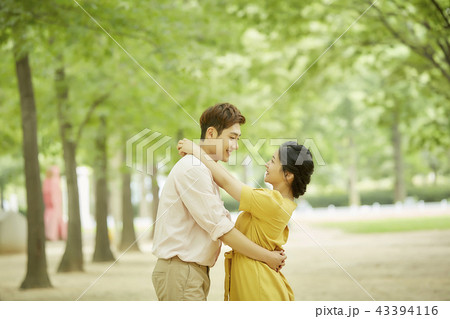 カップル 学生 デート 43394116