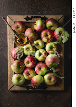 Ripe gardening apples 43394438