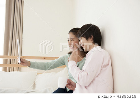 SNSを楽しむカップル SNSを楽しむカップル 43395219