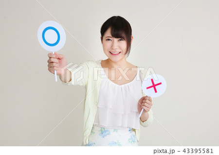 ◯×プレートを持つ女性 43395581