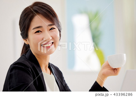 韓国人 ビジネスウーマン 若い女性 43396286