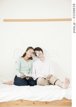 新婚生活　物件探し　くつろぐ 43398638