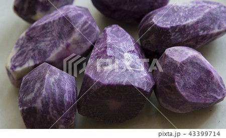 close up on Vitelotte blue-violet potato 43399714
