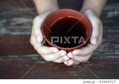 Black Chinese tea cup hands 43400327