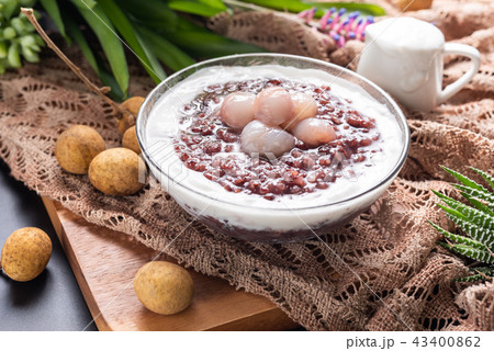 Close up soft sweet purple sticky rice pudding Close up soft sweet purple sticky rice pudding 43400862