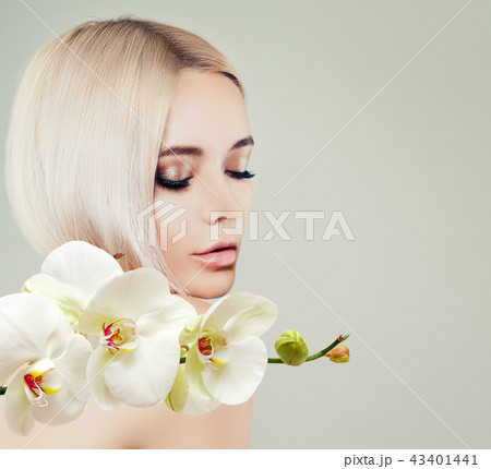 Young cute woman spa model with healthy skin Young cute woman spa model with healthy skin 43401441