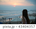 バリ島夕陽を見る女性 43404357