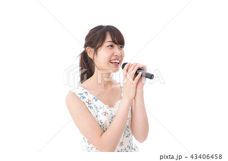 カラオケで歌う若い女性 43406458