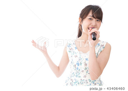 カラオケで歌う若い女性 43406460