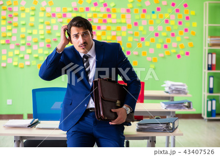 Businessman with many conflicting priorities    43407526