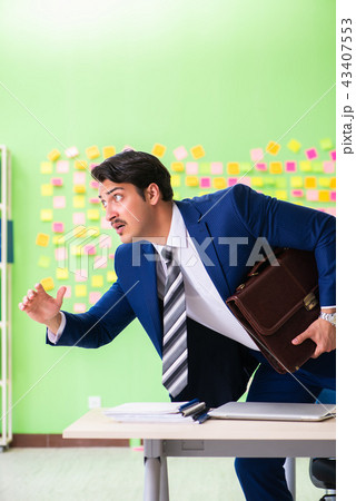 Businessman with many conflicting priorities    43407553