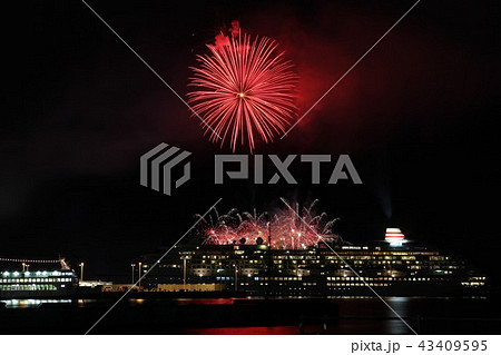 夜空を焦がす色鮮やかな花火 夜空を焦がす色鮮やかな花火 43409595