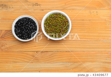 black and green beans in bowl closeup on wood 43409677
