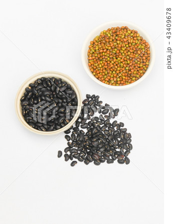 black and green beans in bowl closeup on white 43409678
