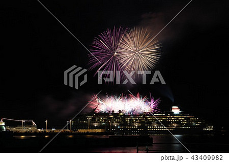 華麗な花火とクルーズ船 43409982