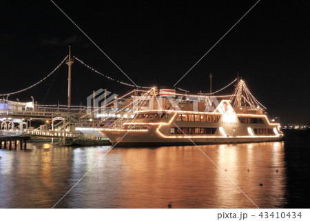 クリスマスシーズンの横浜港の海岸の夜景 43410434