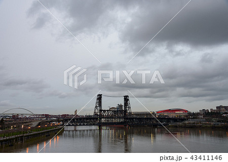 アメリカ・ポートランドのウィラメット川とスチール橋 アメリカ・ポートランドのウィラメット川とスチール橋 43411146