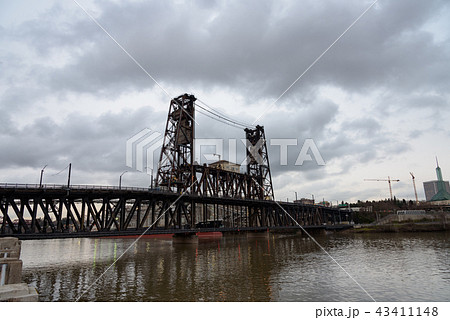 アメリカ・ポートランドのウィラメット川とスチール橋 43411148