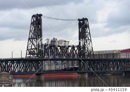 アメリカ・ポートランドのウィラメット川とスチール橋 アメリカ・ポートランドのウィラメット川とスチール橋 43411159