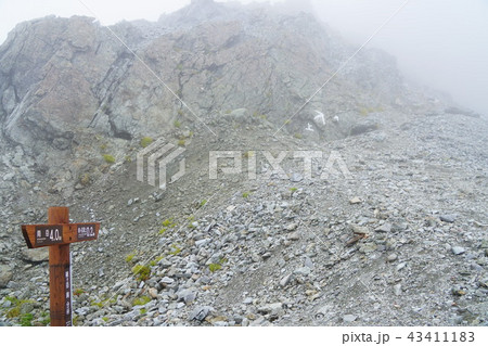 ガスの中の槍ヶ岳頂上への登山口 ガスの中の槍ヶ岳頂上への登山口 43411183