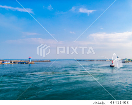 台湾・基隆港のコンテナクレーンと港湾施設が広がる絶景 43411408
