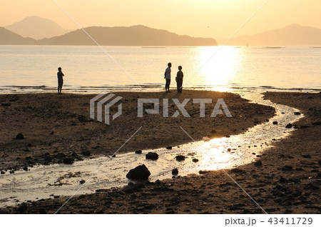夕日に染まる大見海岸 43411729
