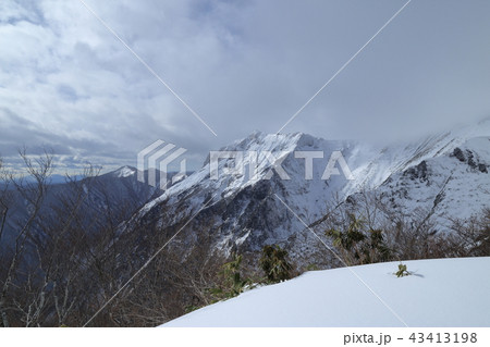 厳冬期の谷川岳の登山道からの風景 厳冬期の谷川岳の登山道からの風景 43413198