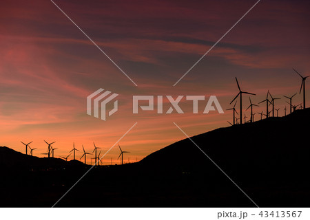 夕暮れに映える風力発電の風車群 パノラマ 夕暮れに映える風力発電の風車群 パノラマ 43413567