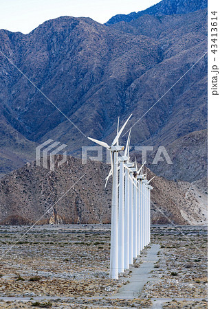 アメリカ・風力発電の風車群 　縦構図 43413614
