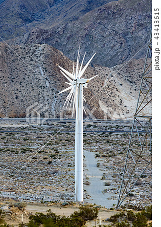 アメリカ・風力発電の風車群 　縦構図 43413615