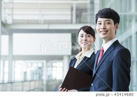 ビジネス　ビジネスマン　会議　オフィス　新入社員　ビジネスウーマン　チーム 43414680
