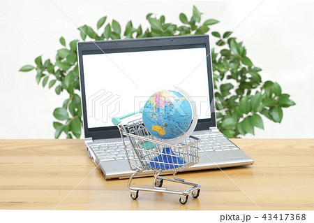 パソコンとショッピングカートと地球儀 43417368