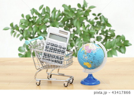 地球儀と電卓 43417866