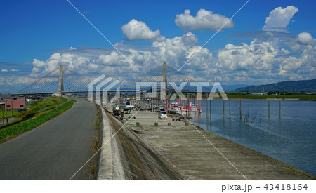 矢部川に架かる有明海沿岸道路の矢部川大橋と漁船の風景 (福岡県柳川市大和町) 矢部川に架かる有明海沿岸道路の矢部川大橋と漁船の風景 (福岡県柳川市大和町) 43418164
