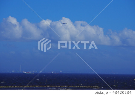 青空と白い雲と飛行機 青空と白い雲と飛行機 43420234