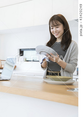 家事をする若い女性　皿拭き 43420249