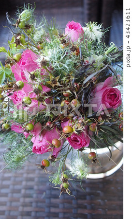 秋薔薇とバラの実のブーケ　花束　バラとニゲラ、ユーカリ 43423611