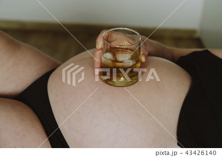 pregnant woman drinks alcohol - Whisky, pregnant woman drinks alcohol - Whisky, 43426140