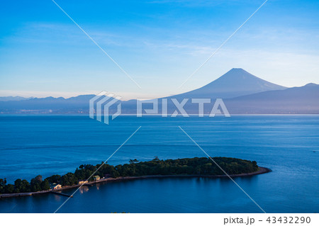 （静岡県）大瀬崎（おせざき）から海越しの富士山 43432290