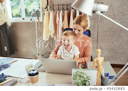 Mom entrepreneur Mom entrepreneur 43432683