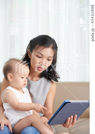 Woman showing something interesitng to kid Woman showing something interesitng to kid 43432898