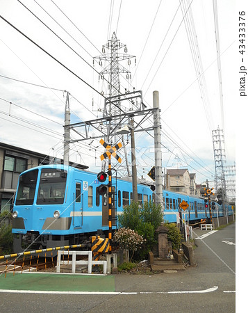 踏切を通過する西武多摩川線 43433376