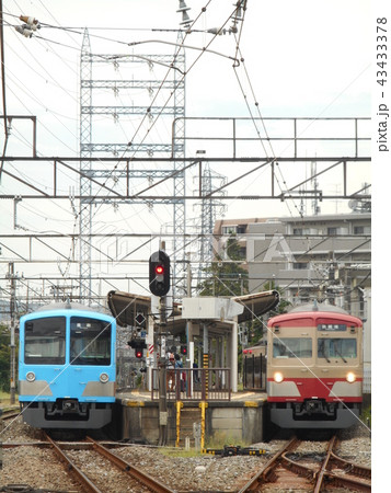 白糸台駅で行き違う西武多摩川線 白糸台駅で行き違う西武多摩川線 43433378
