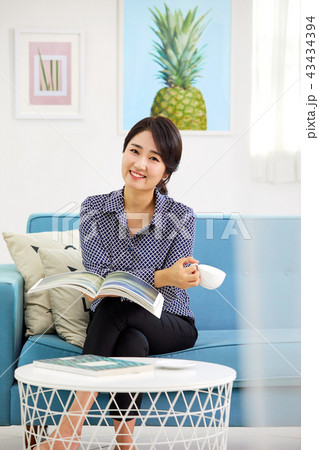 韓国人 若い女性 読書 43434394