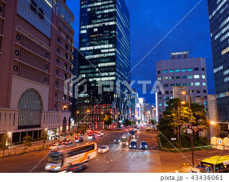 大阪梅田 夜の阪神前交差点 43436061